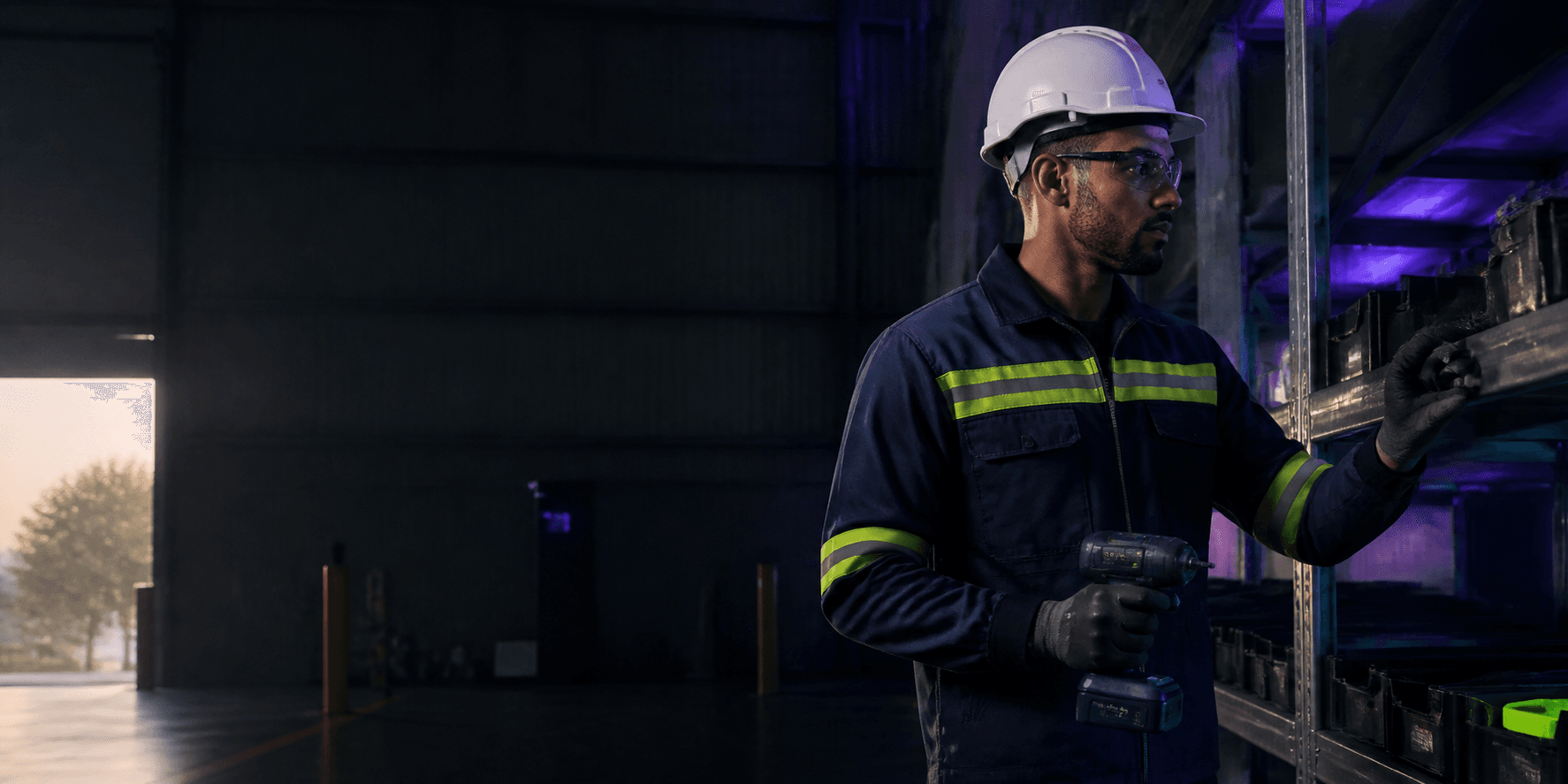 Profissional equipado trabalhando com segurança em ambiente industrial
